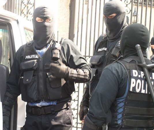 Percheziții și rețineri în Bihor, în cadrul operațiunii „Jupiter”. Caz de delapidare la o firmă din Groși: prejudiciu de peste 660.000 de lei mascati3