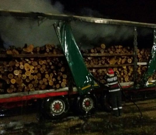 Incendiu izbucnit la remorca unui autotren, încărcat cu lemne