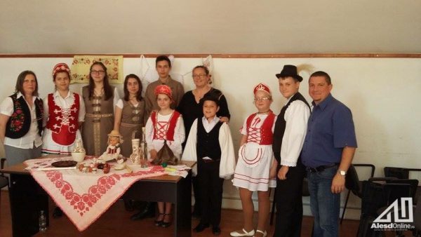 A magyar hagyományőrzők csapata és tanáraik
