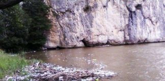 Defileul Crișului Repede se sufocă cu sticle din plastic, cutii, și gunoaie de tot felul