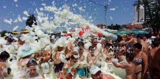„Aqua zumba” şi „spuma party” sunt câteva oferte cu care ştrandurile încearcă să-şi atragă clienţii