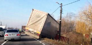Accident la Tileagd. Un Tir a ajuns în șant