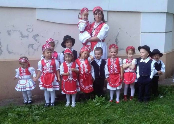 Csoportkép a legkisebb szüretelőkkel és az óvó nénivel