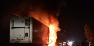 Un TIR încărcat cu carne congelată a luat foc în Borod