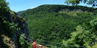 De joi, cel de-al doilea traseu de via ferrata din Vadu Crişului poate fi accesat de turişti