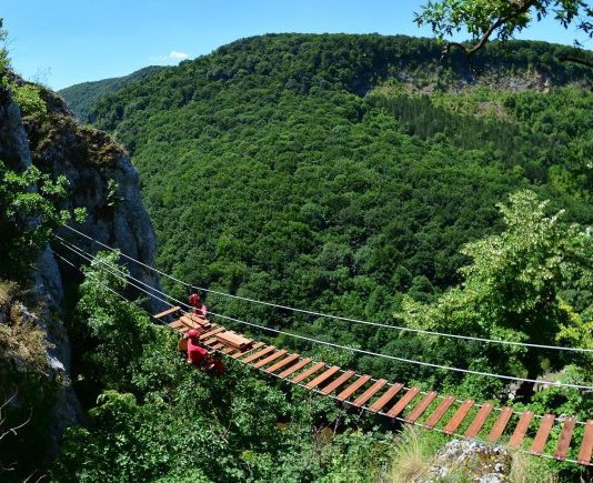 De joi, cel de-al doilea traseu de via ferrata din Vadu Crişului poate fi accesat de turişti
