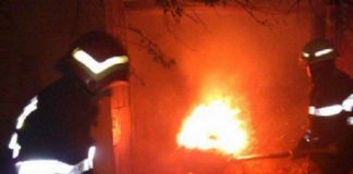 Pompier lovit cu pumnul de un bărbat căruia i s-a părut că nu stinge bine un incendiu 14 pompieri militari au acţionat pentru stingerea unui incendiu în localitatea Teleac