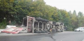 TIR răsturnat în zona Piatra Craiului, trafic rutier îngreunat