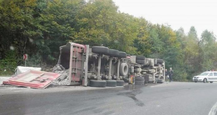TIR răsturnat în zona Piatra Craiului, trafic rutier îngreunat