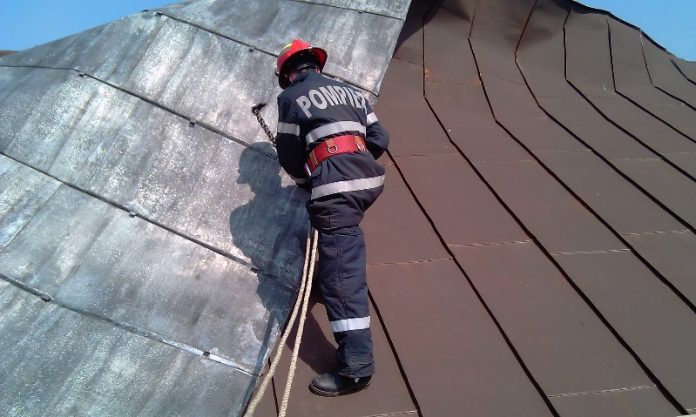 Recomandările pompierilor pentru prevenirea situațiilor de urgență generate de vântul puternic