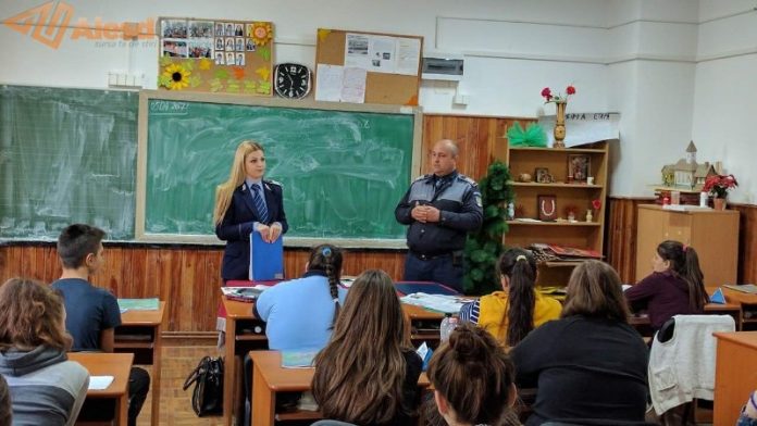 Politia-Alesd-Liceu-800x450 735 de elevi din Aleșd vor studia gratuit educaţia rutieră la clasă, info pe link