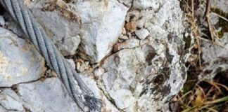 35 metri cablu de oțel au fost furați de pe traseele via ferrata din Vadu Crișului