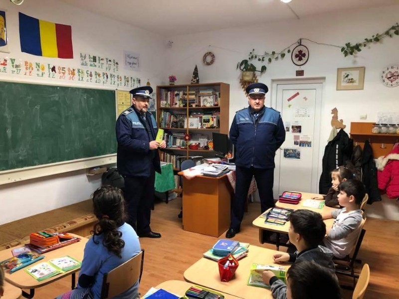 poliția Aleșd in școli