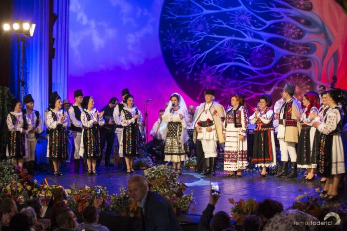 Ansamblul Artistic Profesionist CRIȘANA și invitatii săi la emisiunea Tezaur Folcloric -800x533