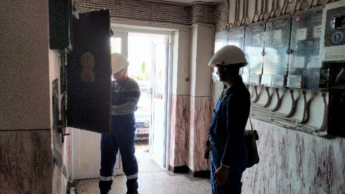 Un incendiu la un tablou electric a creat panică într-o scară de bloc din Aleșd 3-800x450