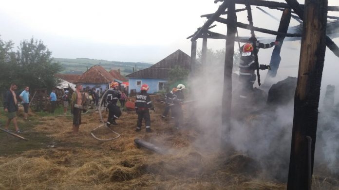 Sura din Luncșoara cuprinsa de flacari dupa ce a fost lovita de fulger-800x450 Sura din Luncșoara cuprinsa de flacari dupa ce a fost lovita de fulger-800x450