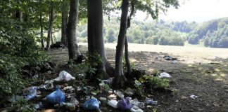 Tone de gunoaie au rămas la marginea pădurii din Satul Ponoară după întâlnirea anuală a credincioșilor pocăiți, la evenimentul denumit „Rugul Aprins”