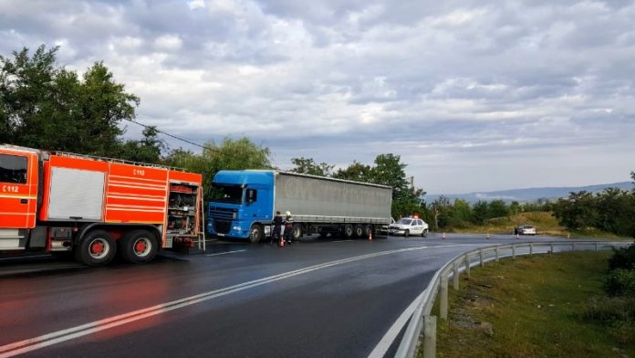 Accident între un autoturism și un TIR, pe Piatra Craiului Accident între un autoturism și un TIR, pe Piatra Craiului