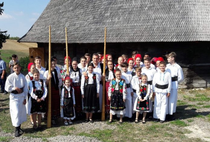 Biserica de lemn din Hotar (comuna Țețchea, județul Bihor)~2-800x541