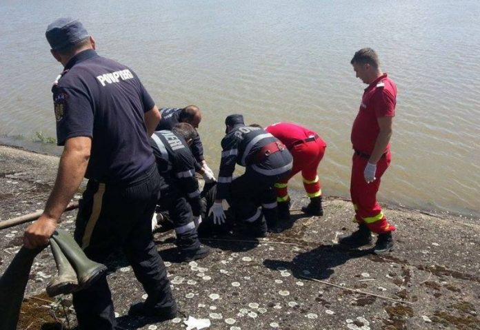 Cadavrul unui bărbat a fost scos de pompieri dintr-un canal colector -800x551 Cadavrul unui bărbat a fost scos de pompieri dintr-un canal colector -800x551
