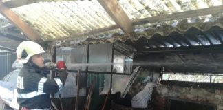A vrut sa igienizeze terenul dar focul a scăpat de sub control si s-a extins la anexa vecinilor incendiu Tileagd-800x600