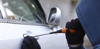Hoți din autoturisme trimiși în judecată de polițiști