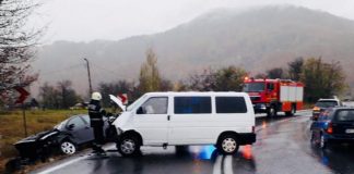 Coliziune între un microbuz și un autoturism la Bucea