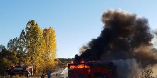 Un autocar a luat foc, lângă Huedin autocar-in-flacari Huedin-2-800x598