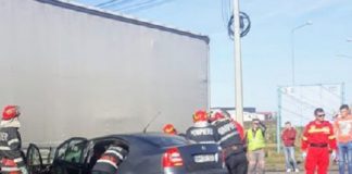 O mașina a intrat sub un TIR pe Șoseaua Borșului din Oradea cu-masina-sub-tir-2~2-800x593