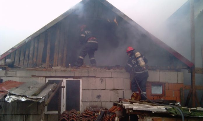 pompieri incendiu casă
