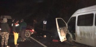 Grav accident în această dimineață. Un microbuz și un autoturism s-au ciocnit. Traficul este blocat