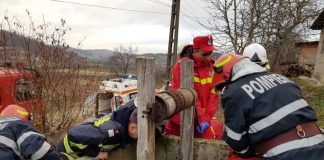 Bărbat salvat din fântână de pompieri