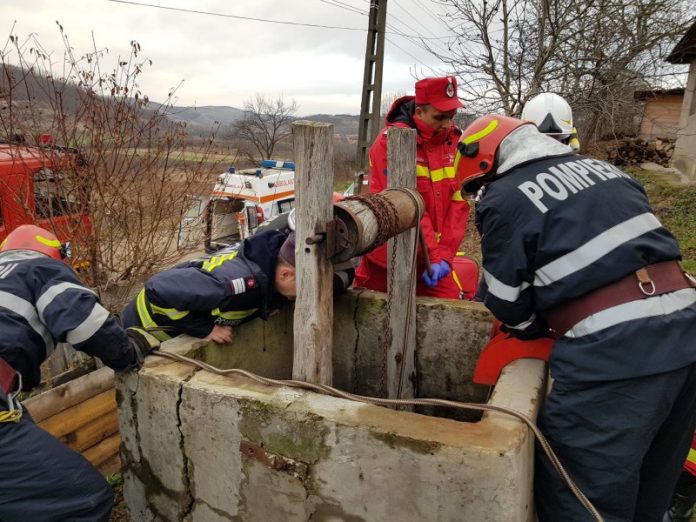 Bărbat salvat din fântână de pompierii-800x600