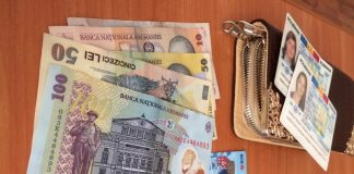 Un bărbat a găsit un portofel cu bani, carduri şi le-a predat Poliţiei Locale din Aștileu