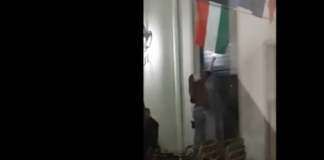 O tânără a fost filmată în timp ce încercă să ardă steagul maghiar, arborat lângă sediul UDMR Bihor