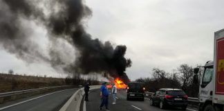 Trafic blocat între Oradea și Cluj-Napoca. Un camion plin cu pietriș a luat foc