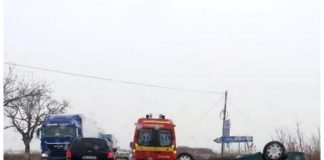 O masina a ajuns cu rotile in sus pe D.N. 79, în afara localității Nojorid Accident Nojorid-800x557