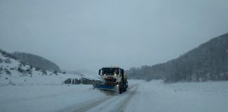 Circulație în condiții de iarnă pe mai multe drumuri din Bihor. Se fac eforturi pentru deszapezirea drumului Bratca – Damiș si Remeți – Barajul Dragan