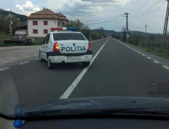 Masina de poliție din Aleșd, pozată în timp ce trecea linia continua-