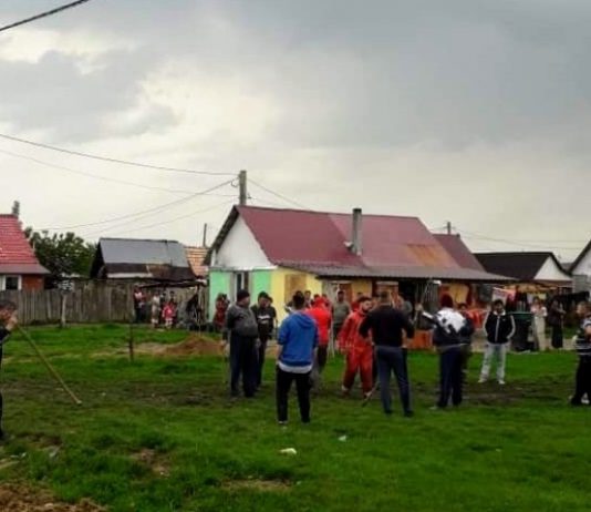 Bătaie între români și romi la Ortiteag. Romii au sărit cu furci și topoare la sătenii care i-au prins la furat bătaie Ortiteag ~2-800x480