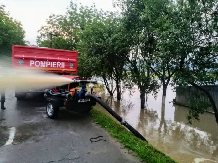 pompieri din Aleșd la inundati