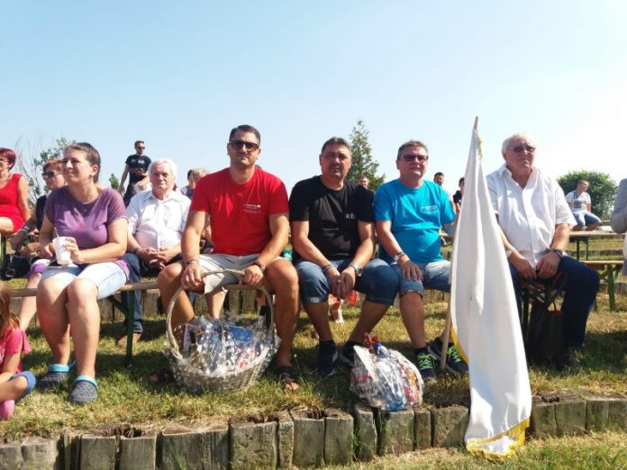 Bihoreni la forumul din Alsónyék, Ungaria Bihoreni la forumul din Alsónyék, Ungaria