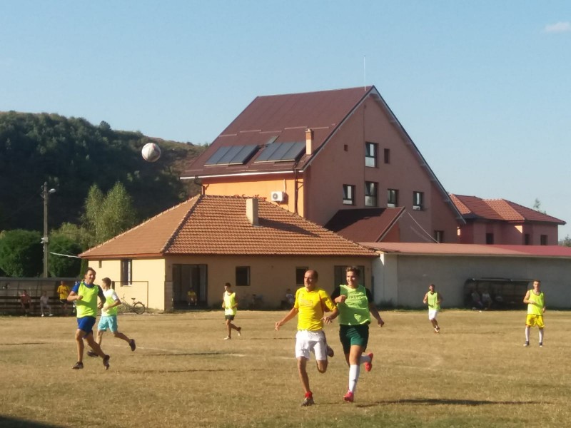 Meci de fotbal intre generatii la Vadu Crisului-2