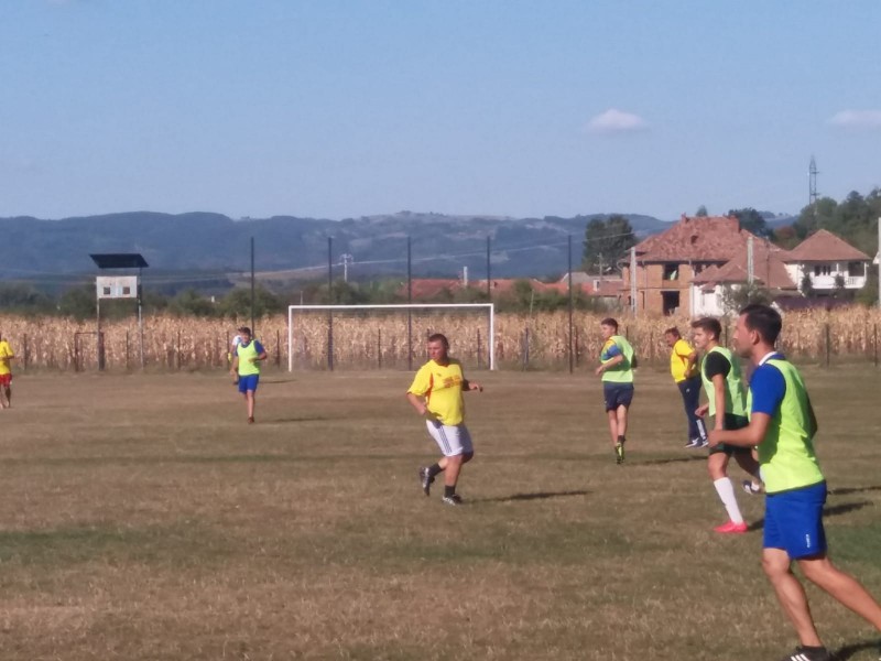 Meci de fotbal intre generatii la Vadu Crisului 3