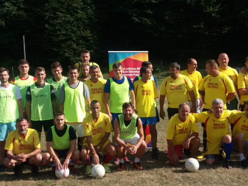 Meci de fotbal intre generatii la Vadu Crisului 6