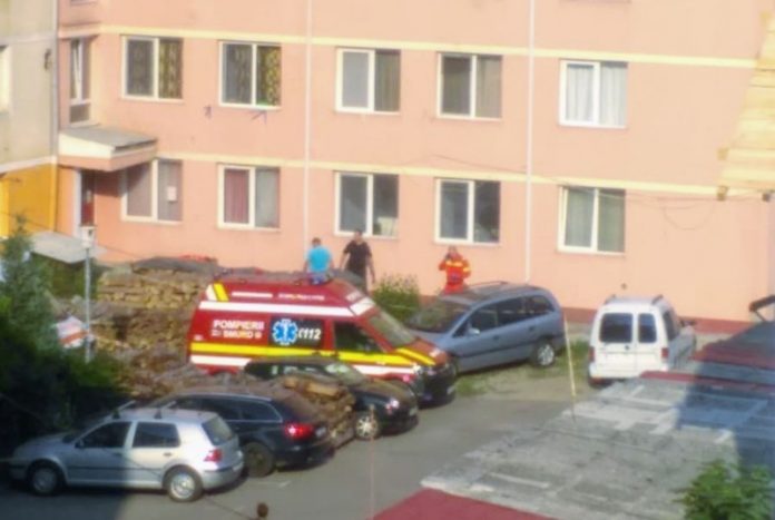 bărbat căzut bloc Aleșd