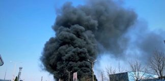 Incendiu violent la un magazin din curtea fabricilor deținute de frații Micula (video)