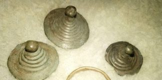 Trei piese de podoabă specifice epocii bronzului (tutuli) și un inel din bronz descoperite de Dan Marta în Gălășeni inel din bronz descoperite de Dan Marta în Gălășeni