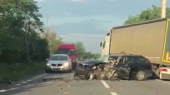 Accident între un autotren și un autoturism la ieșirea din Tileagd spre Oradea Accident între un autotren și un autoturism la ieșirea din Tileagd spre Oradea