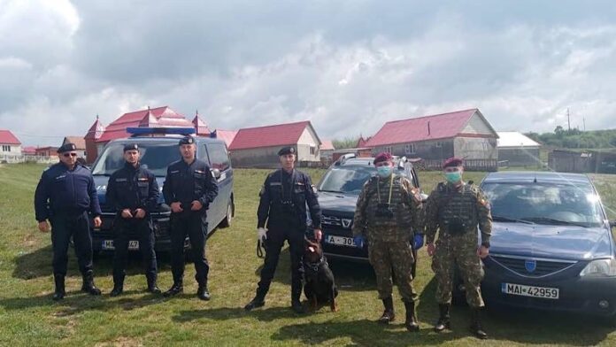 10 militari sprijină dispozitivul de ordine publică din colonia de rromi din Vadu Crișului